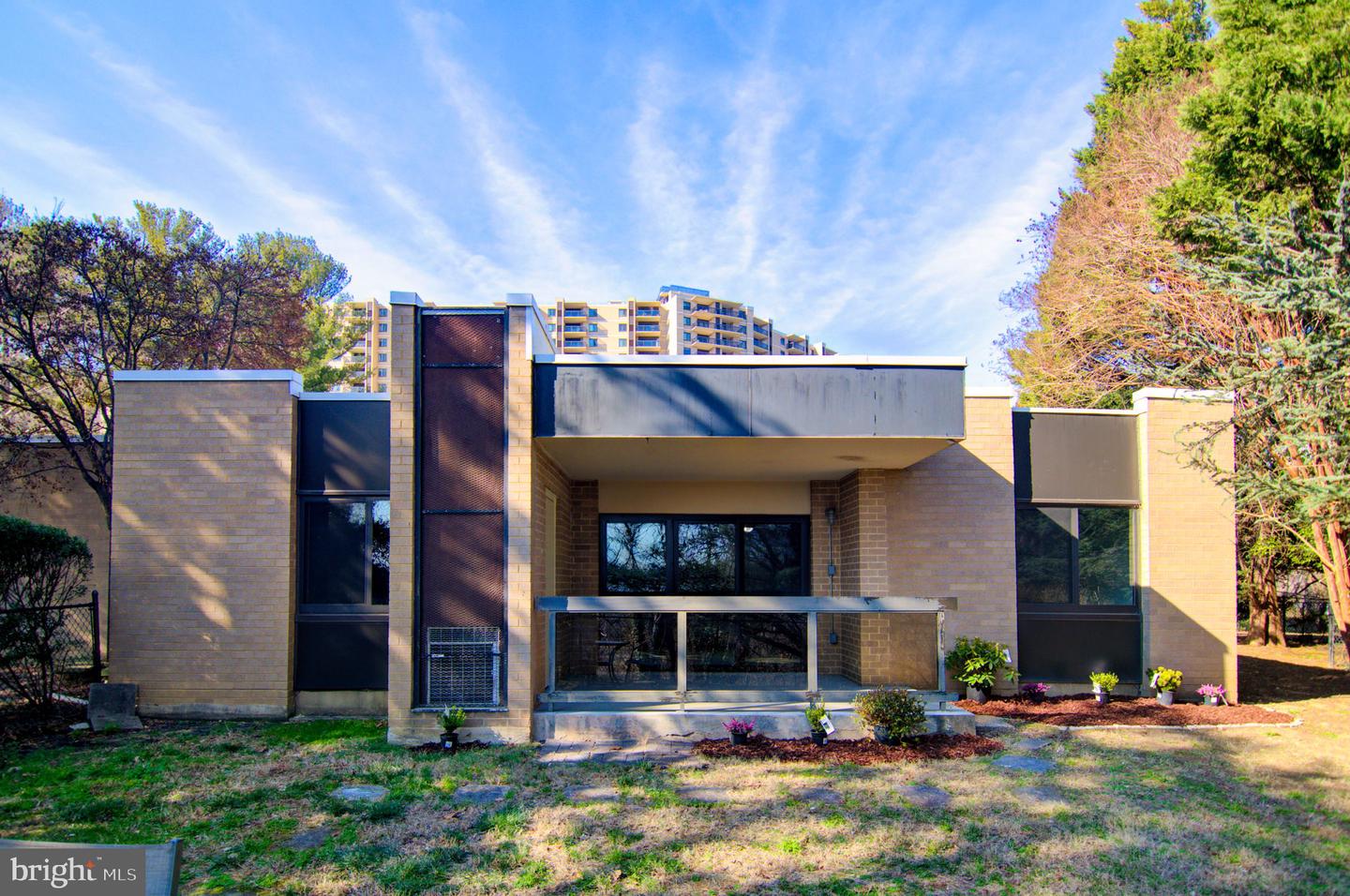 201 Yoakum Pkwy #52
