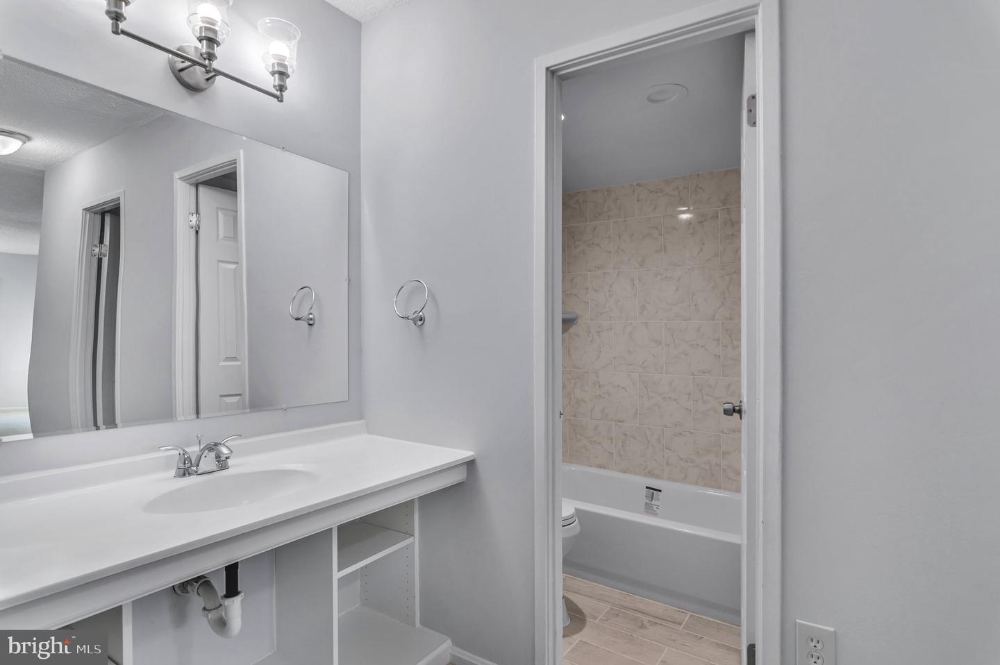 201 Yoakum Pkwy #52