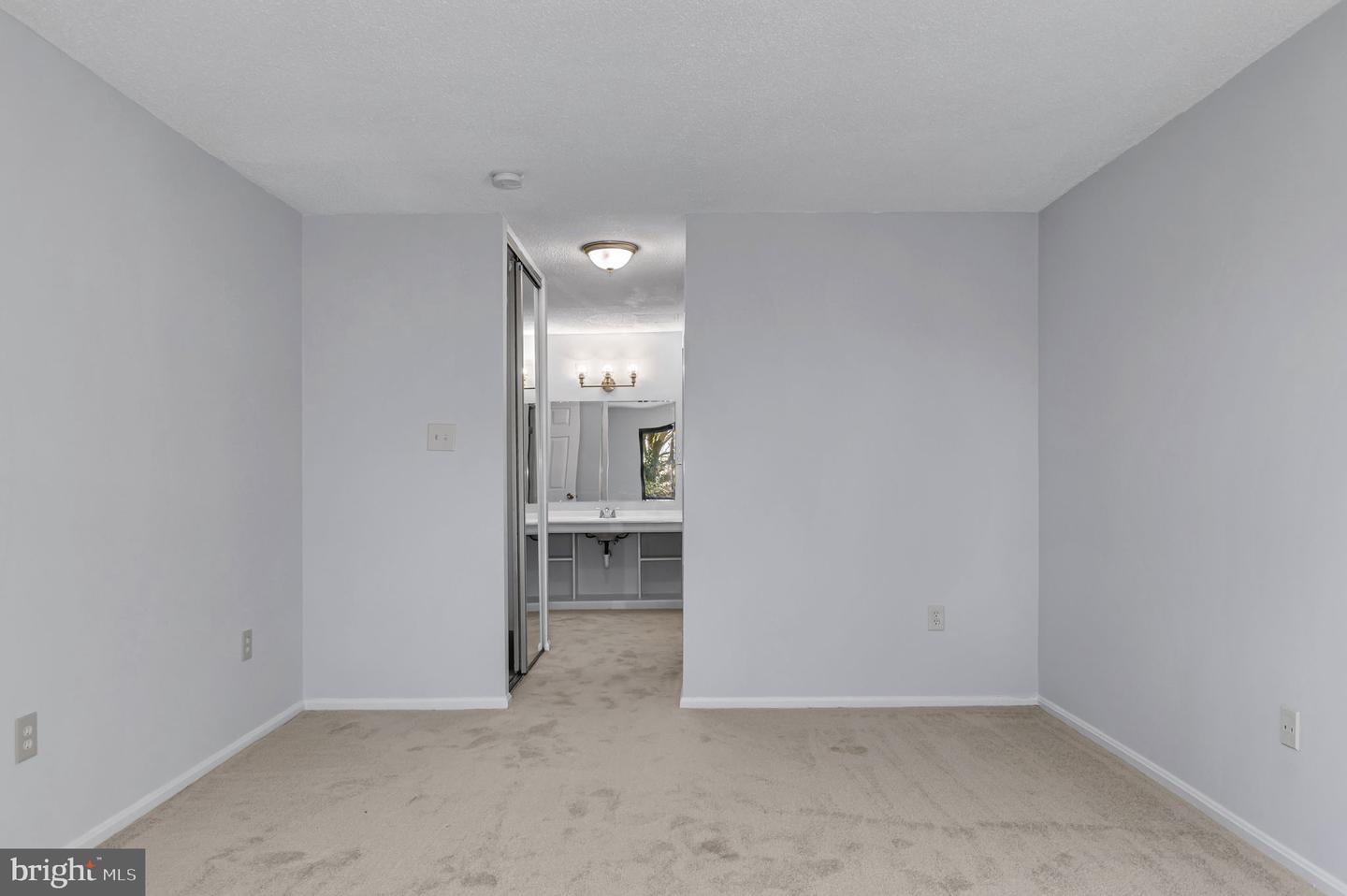 201 Yoakum Pkwy #52