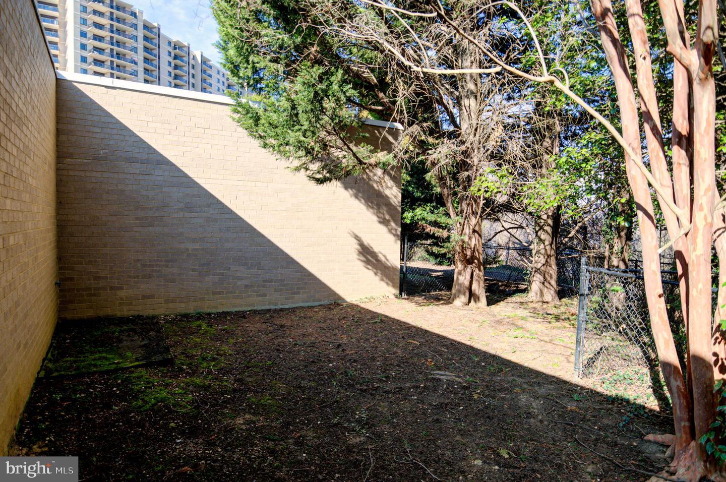 201 Yoakum Pkwy #52