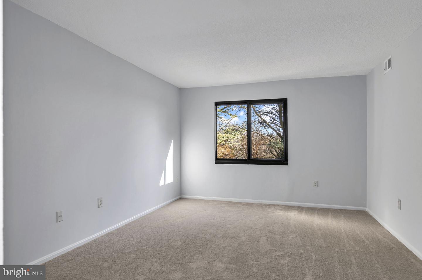 201 Yoakum Pkwy #52