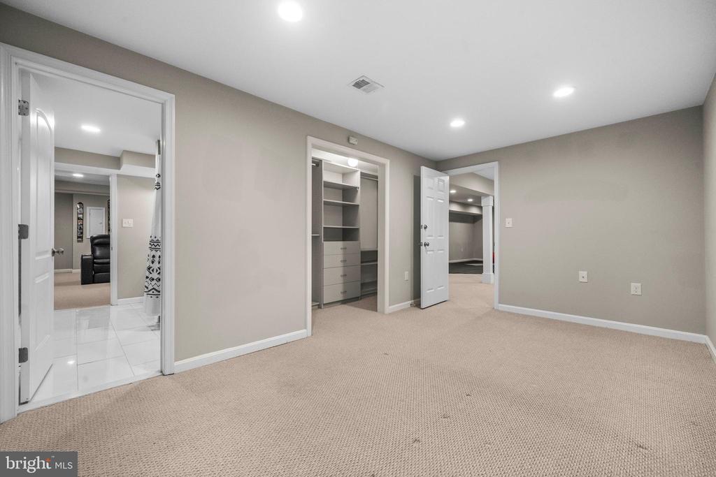 10402 HOLLYOAK PLACE