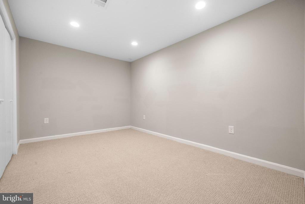 10402 HOLLYOAK PLACE