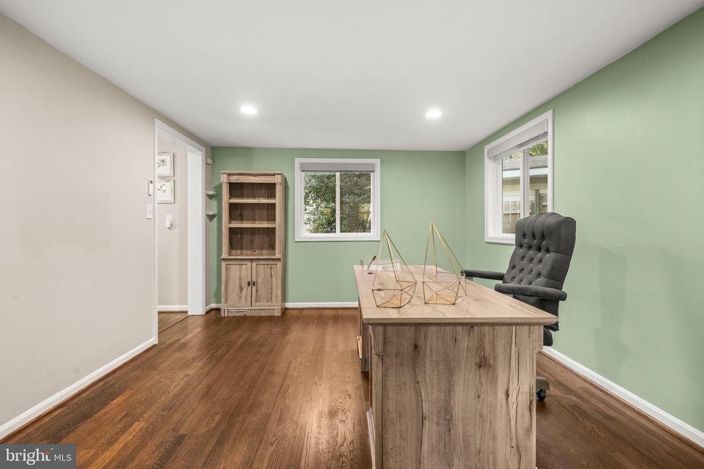10402 HOLLYOAK PLACE