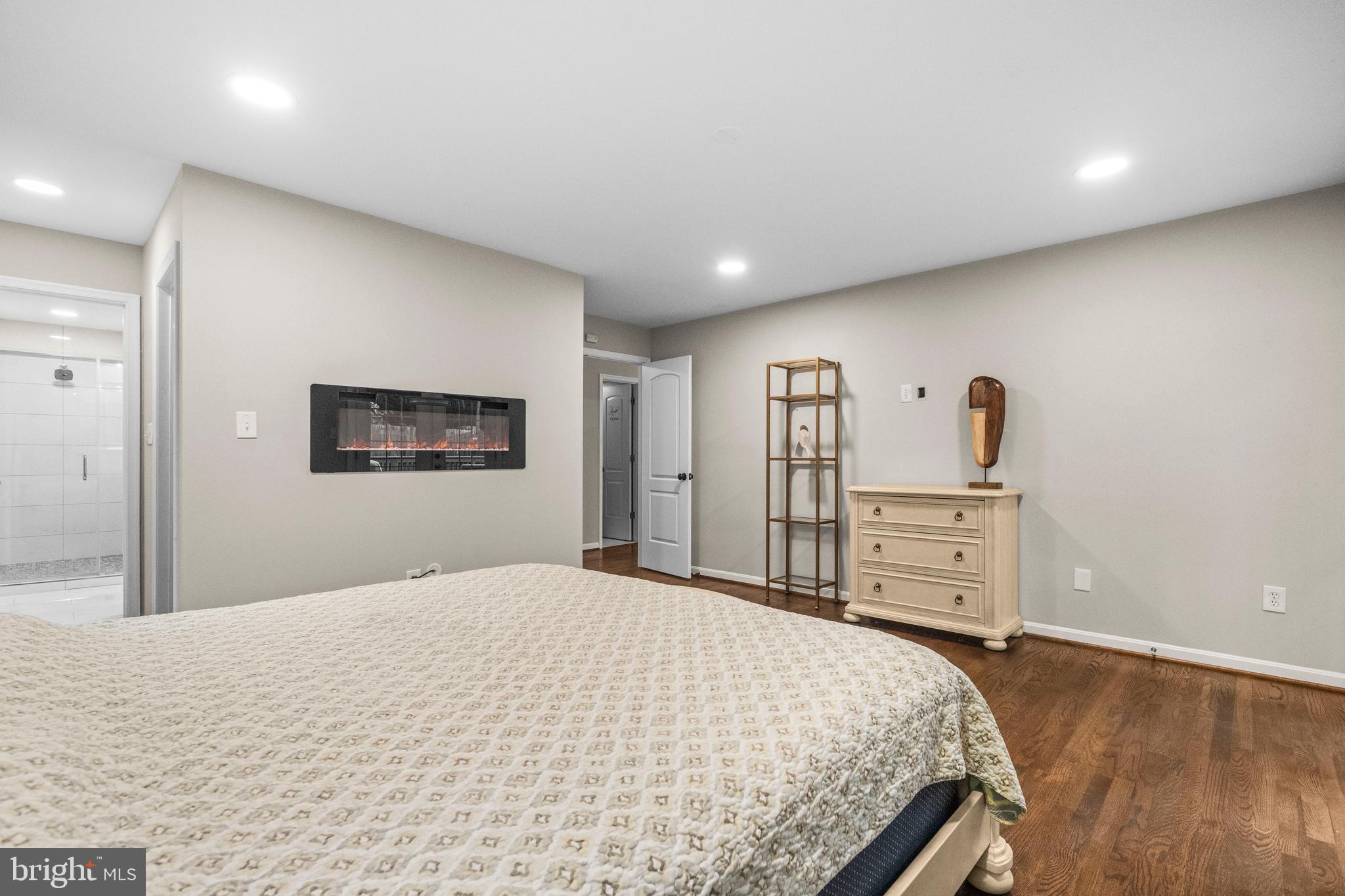 10402 HOLLYOAK PLACE