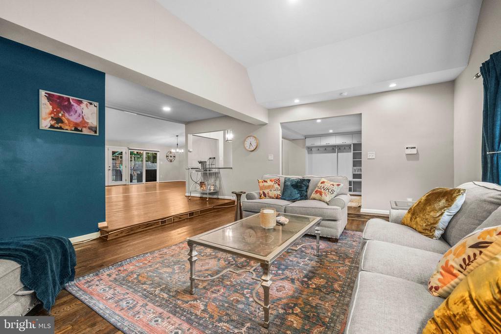 10402 HOLLYOAK PLACE