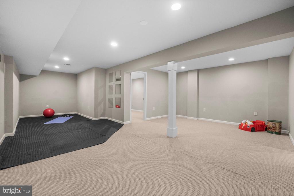 10402 HOLLYOAK PLACE