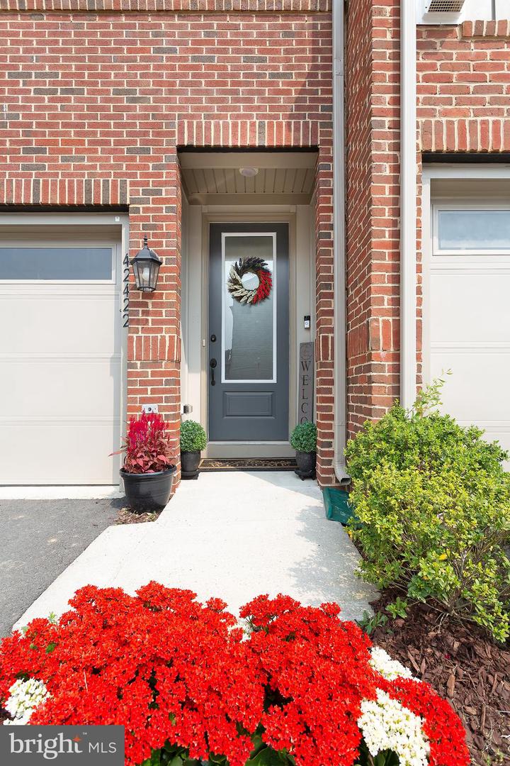 42422 Dogwood Glen Sq