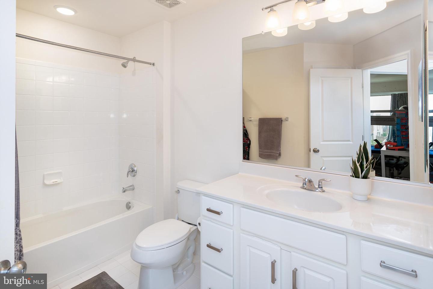 42422 Dogwood Glen Sq