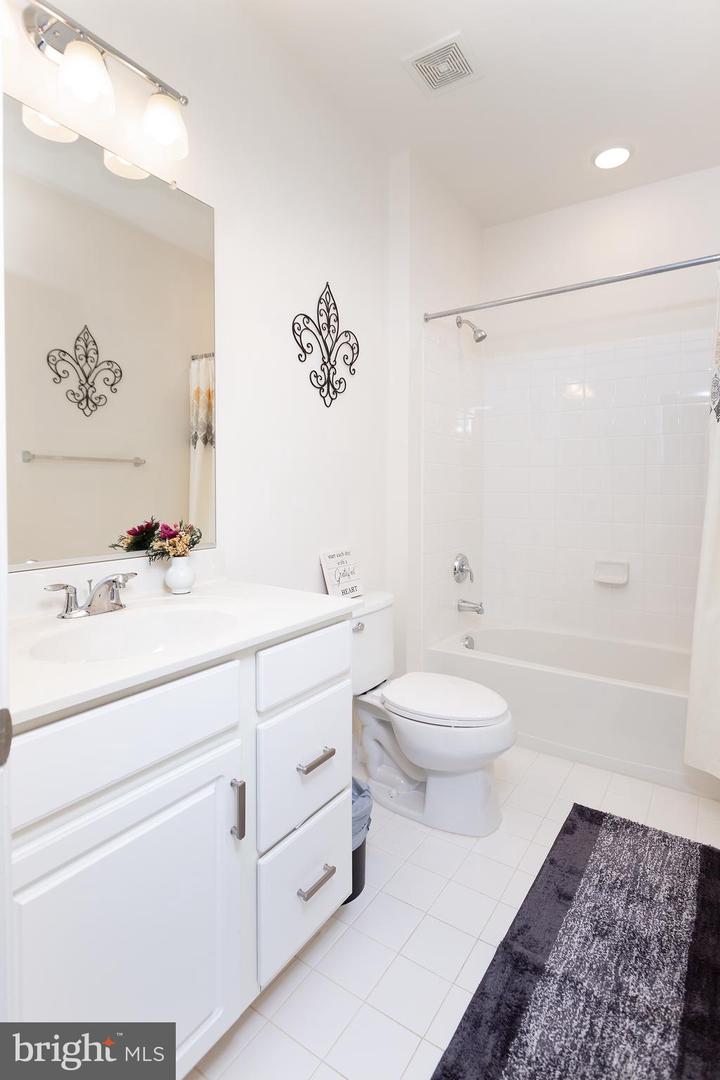 42422 Dogwood Glen Sq
