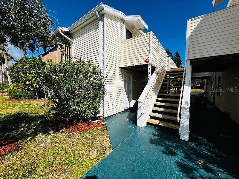 127 CAMPHOR CIR #F