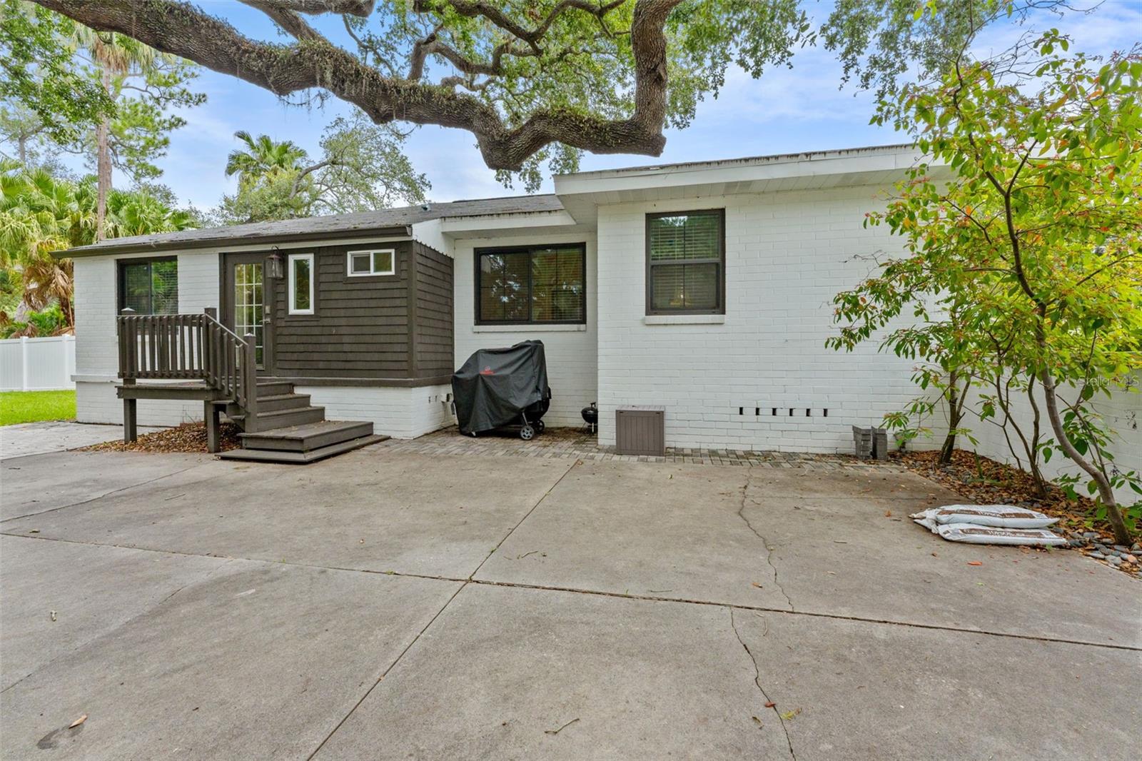 802 W CORAL ST