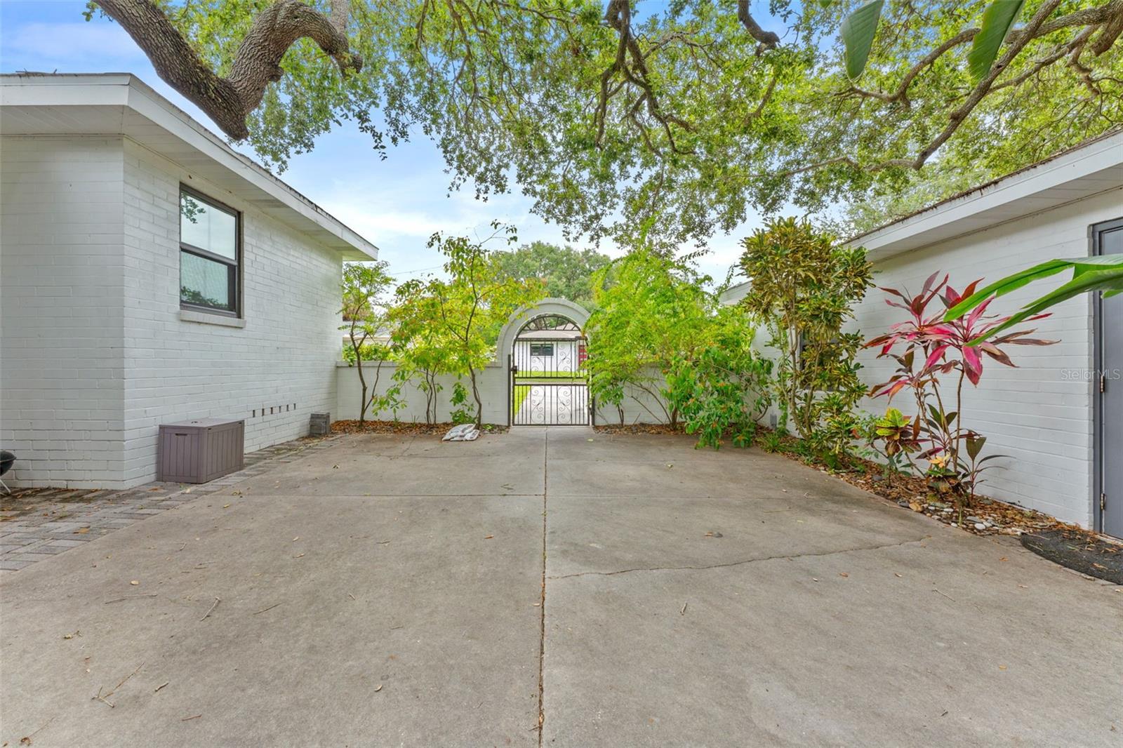 802 W CORAL ST