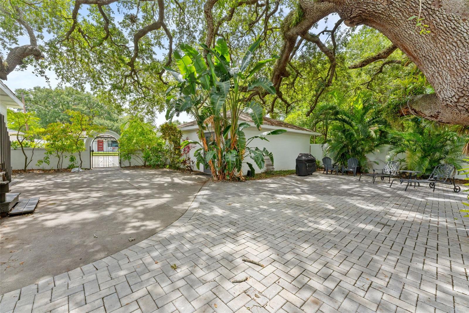 802 W CORAL ST