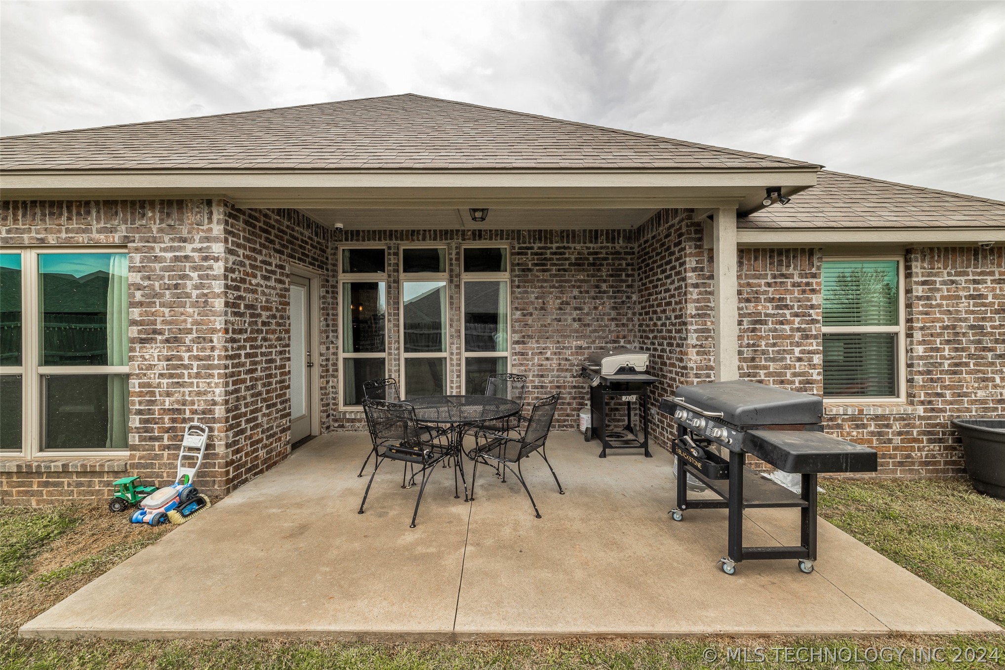 6106 S 13th Place