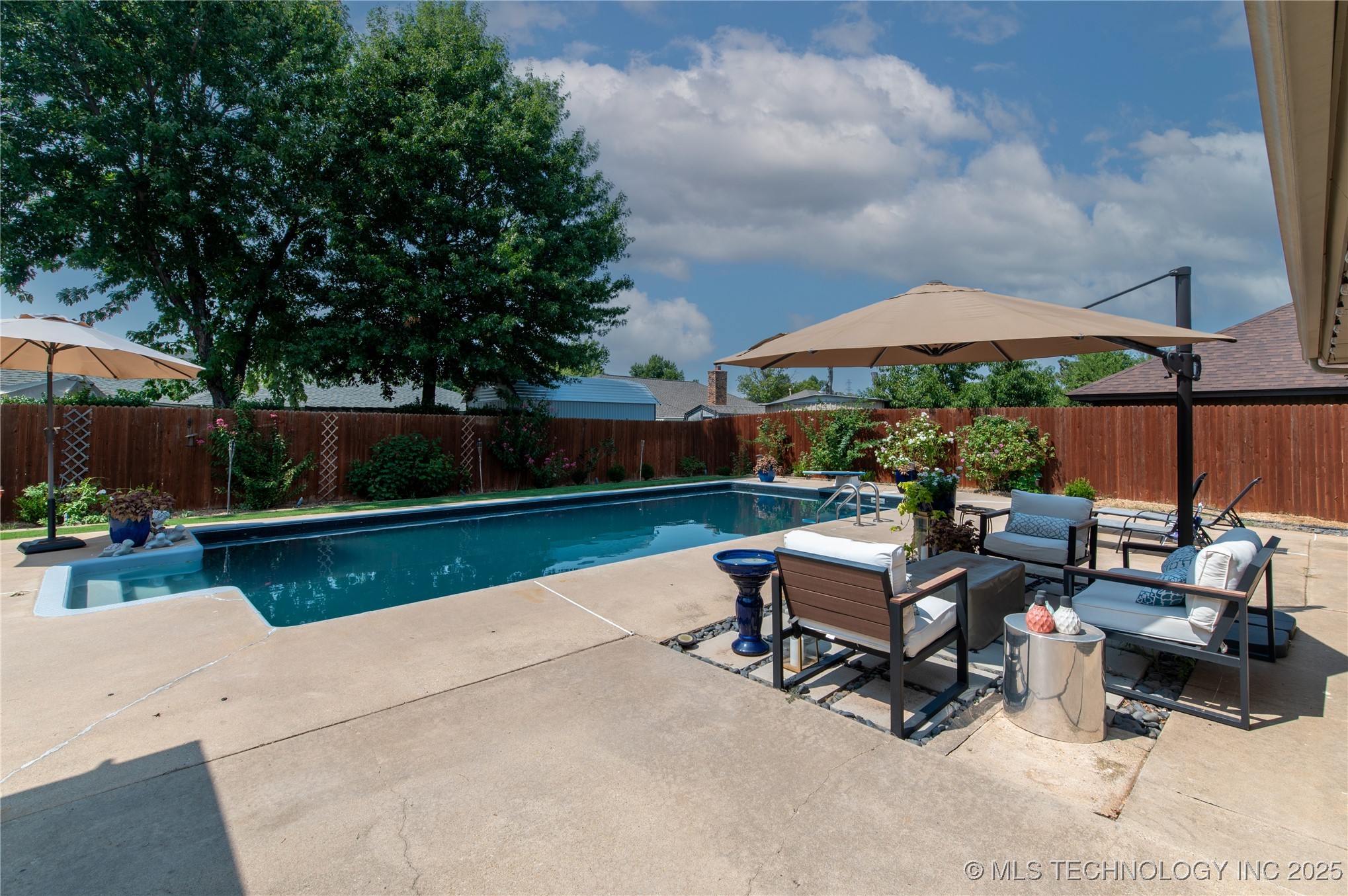 9813 Skylark Road