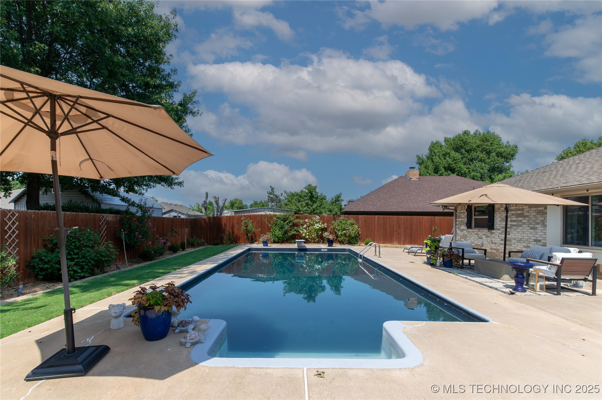 9813 Skylark Road