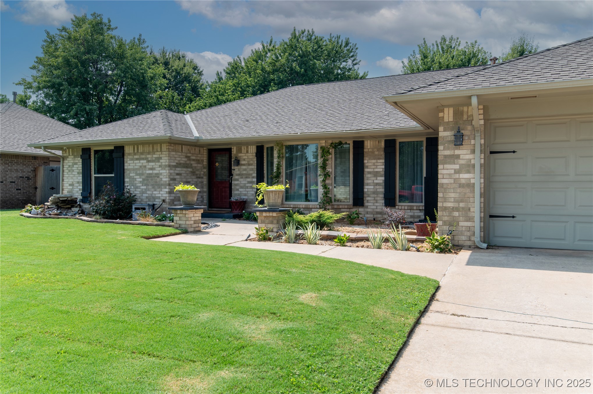 9813 Skylark Road