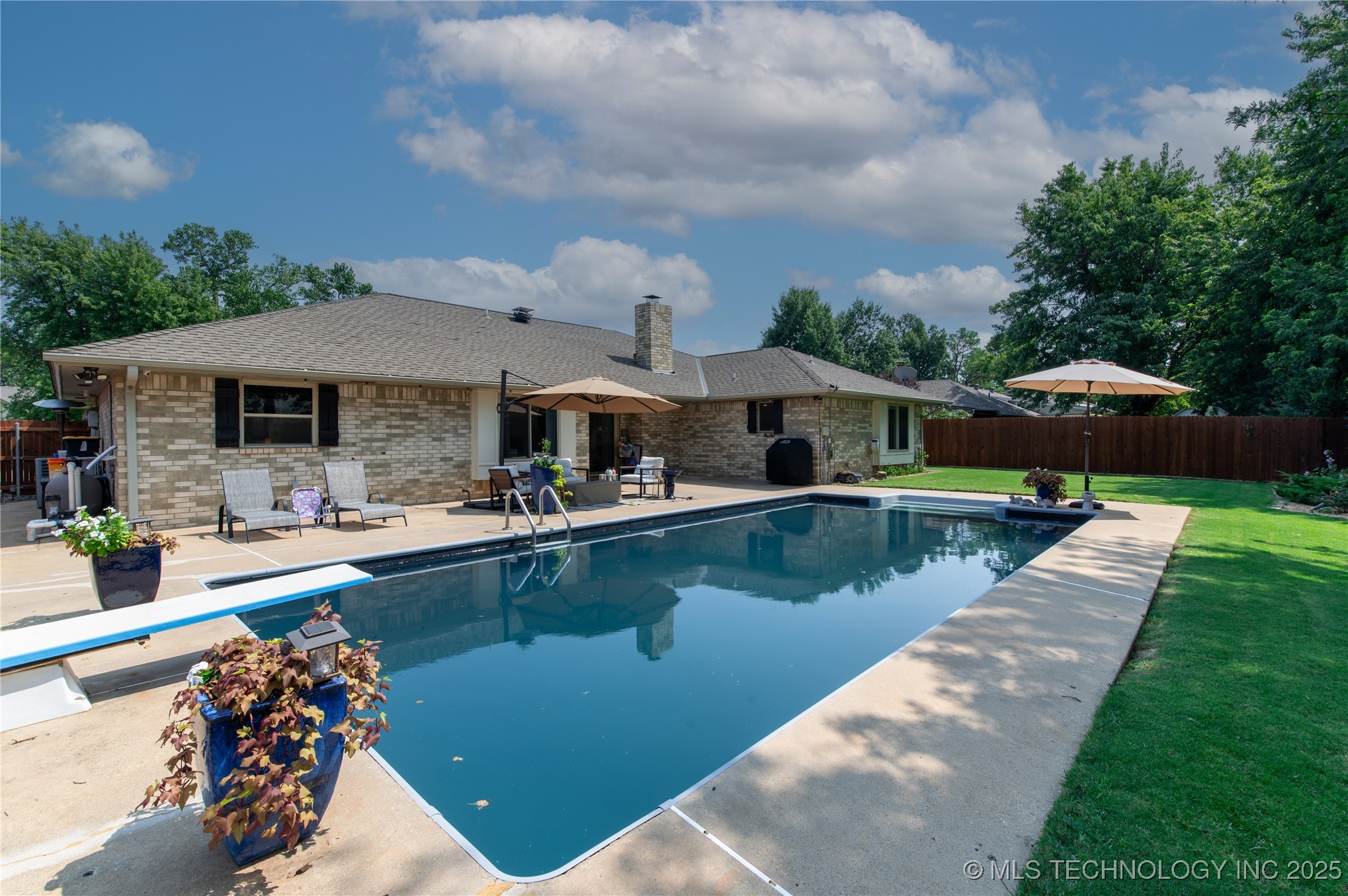 9813 Skylark Road