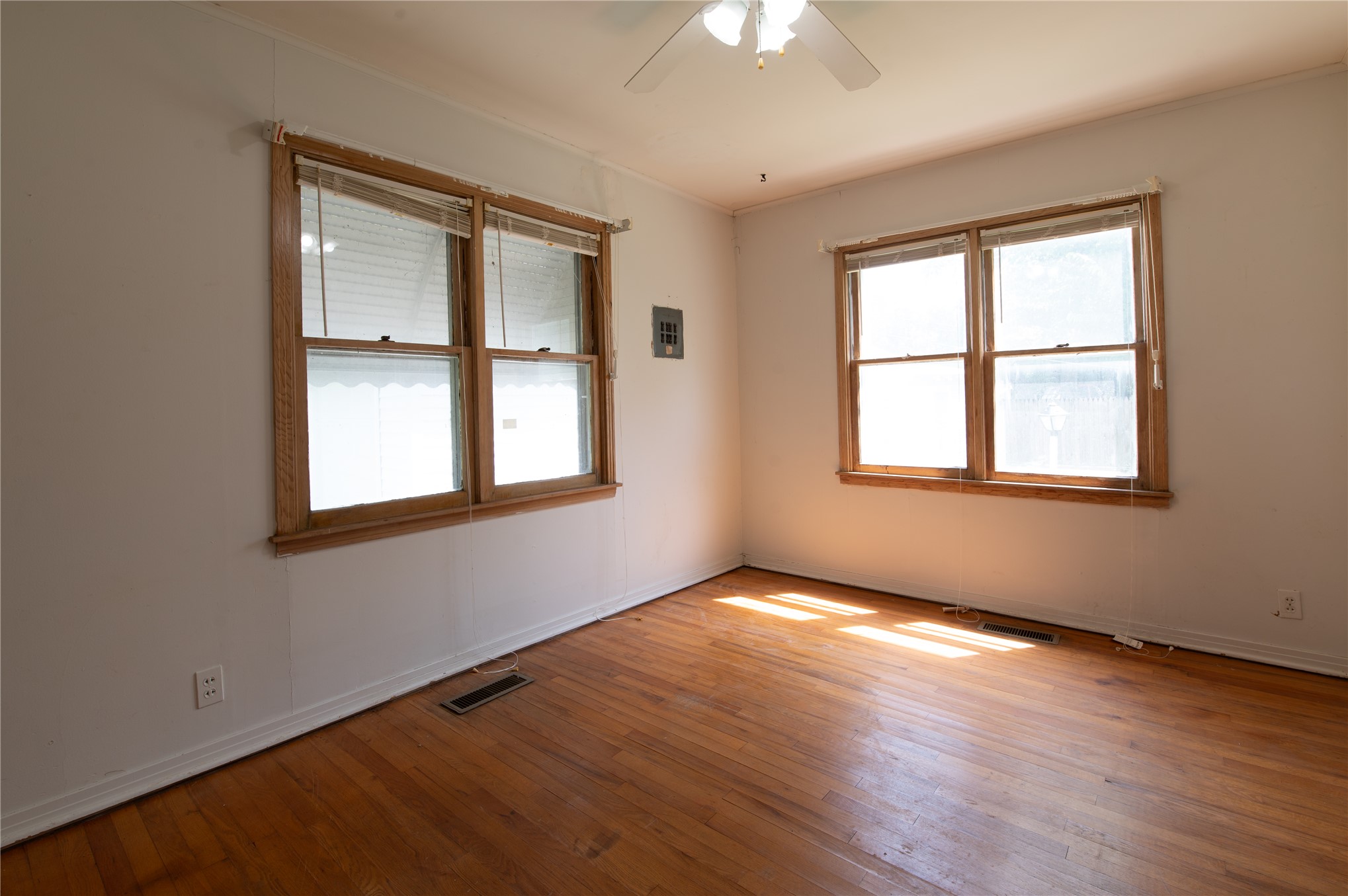 2812 W 37th Place