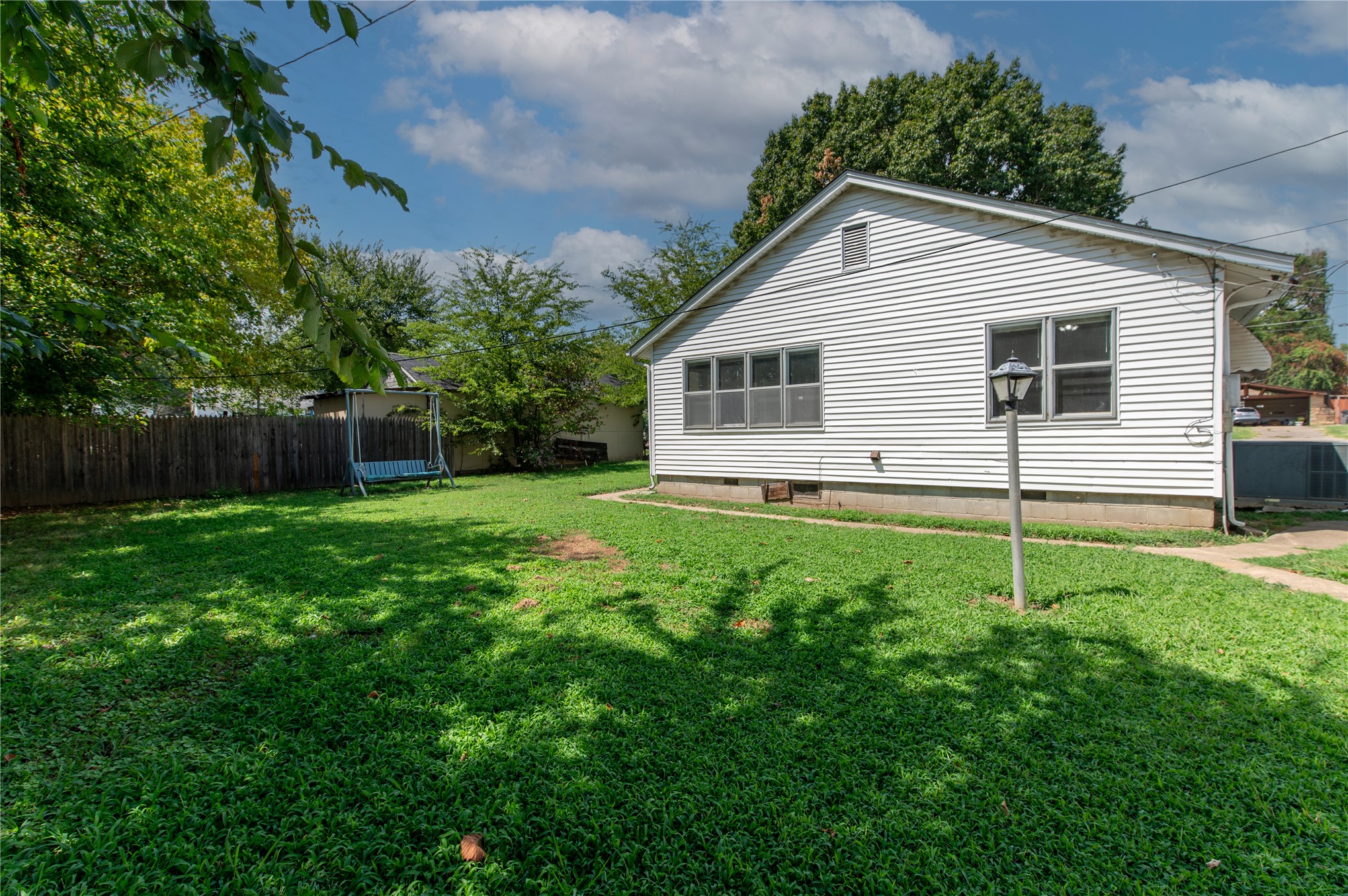 2812 W 37th Place