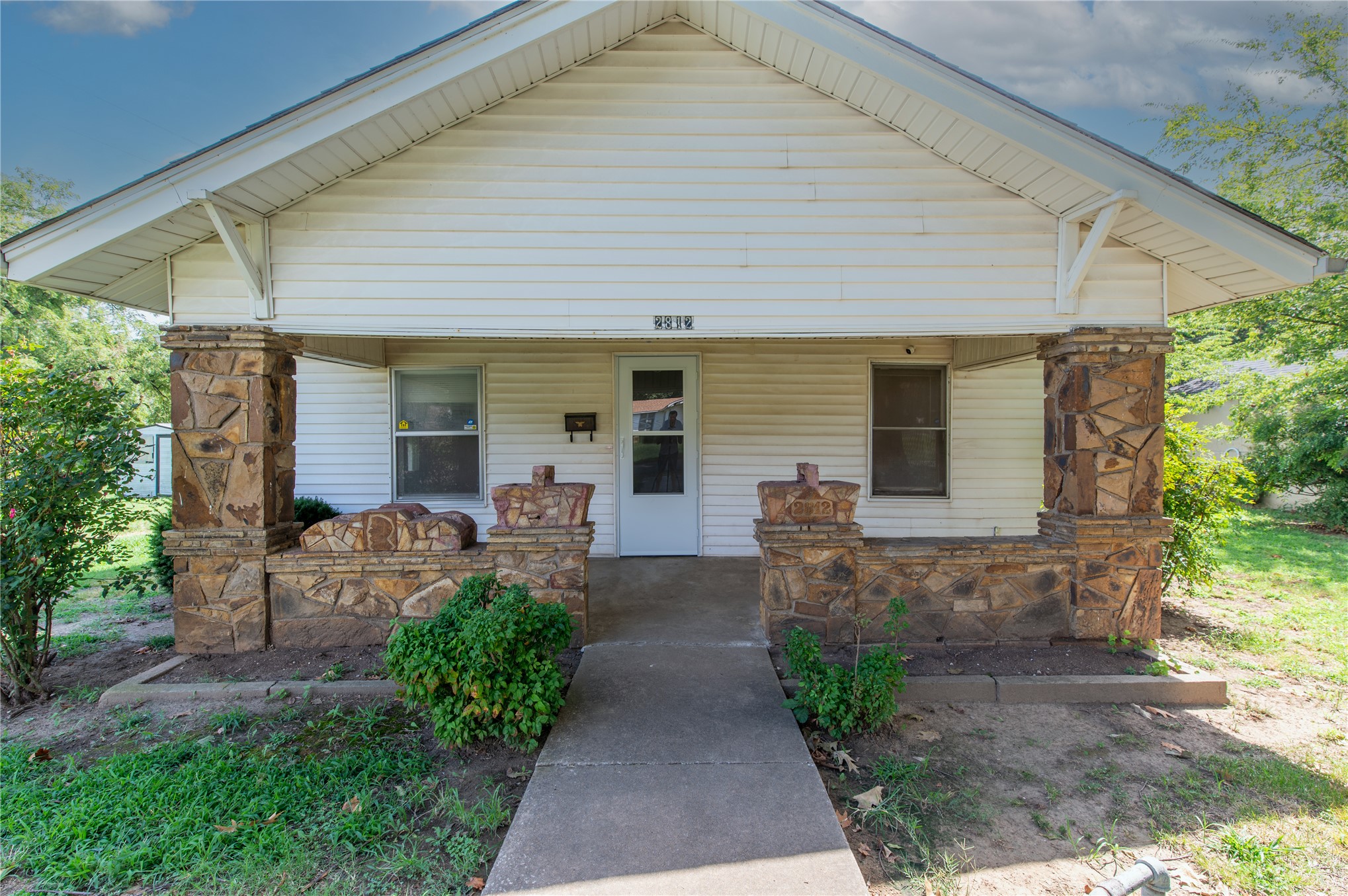 2812 W 37th Place