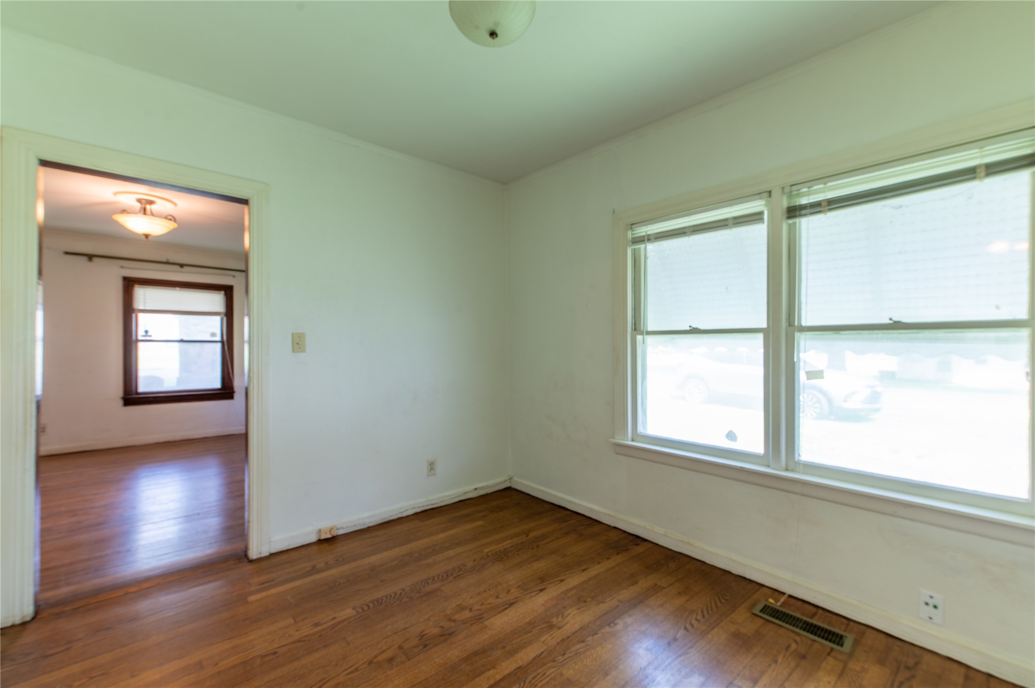 2812 W 37th Place