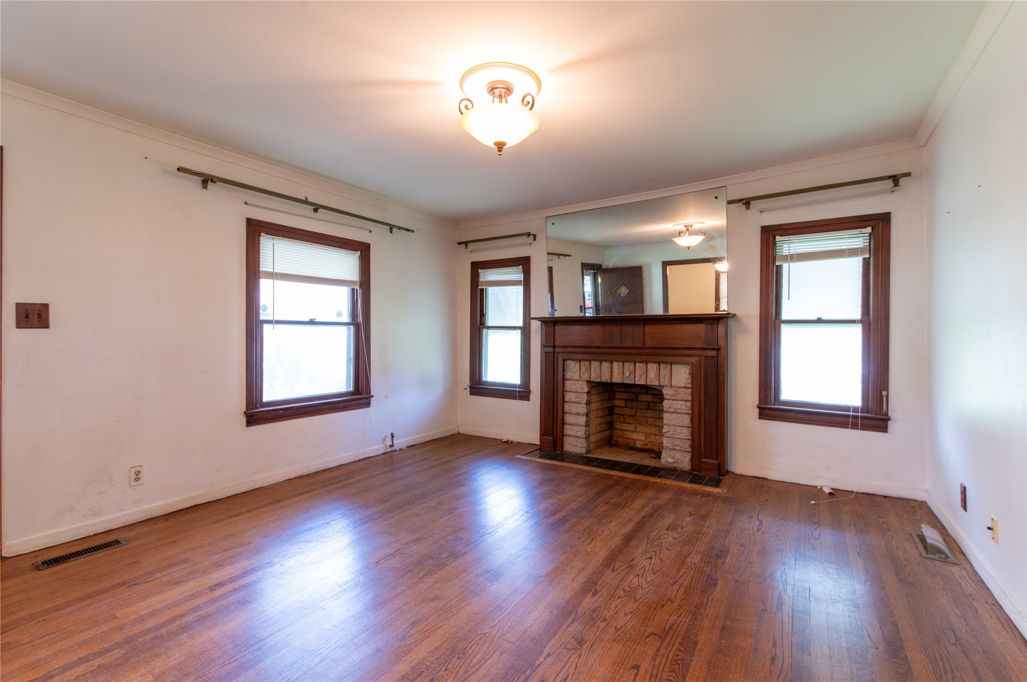 2812 W 37th Place