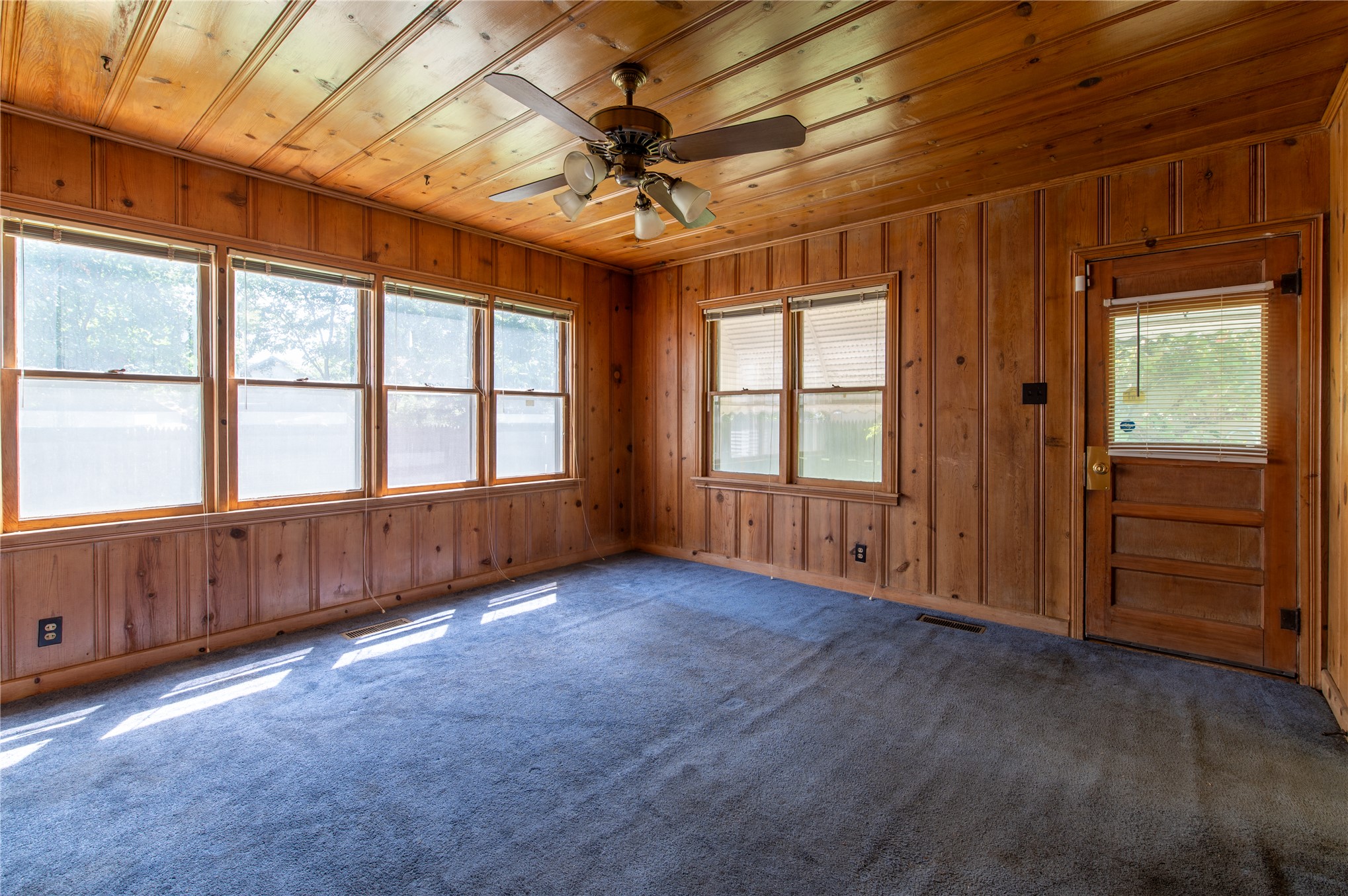 2812 W 37th Place