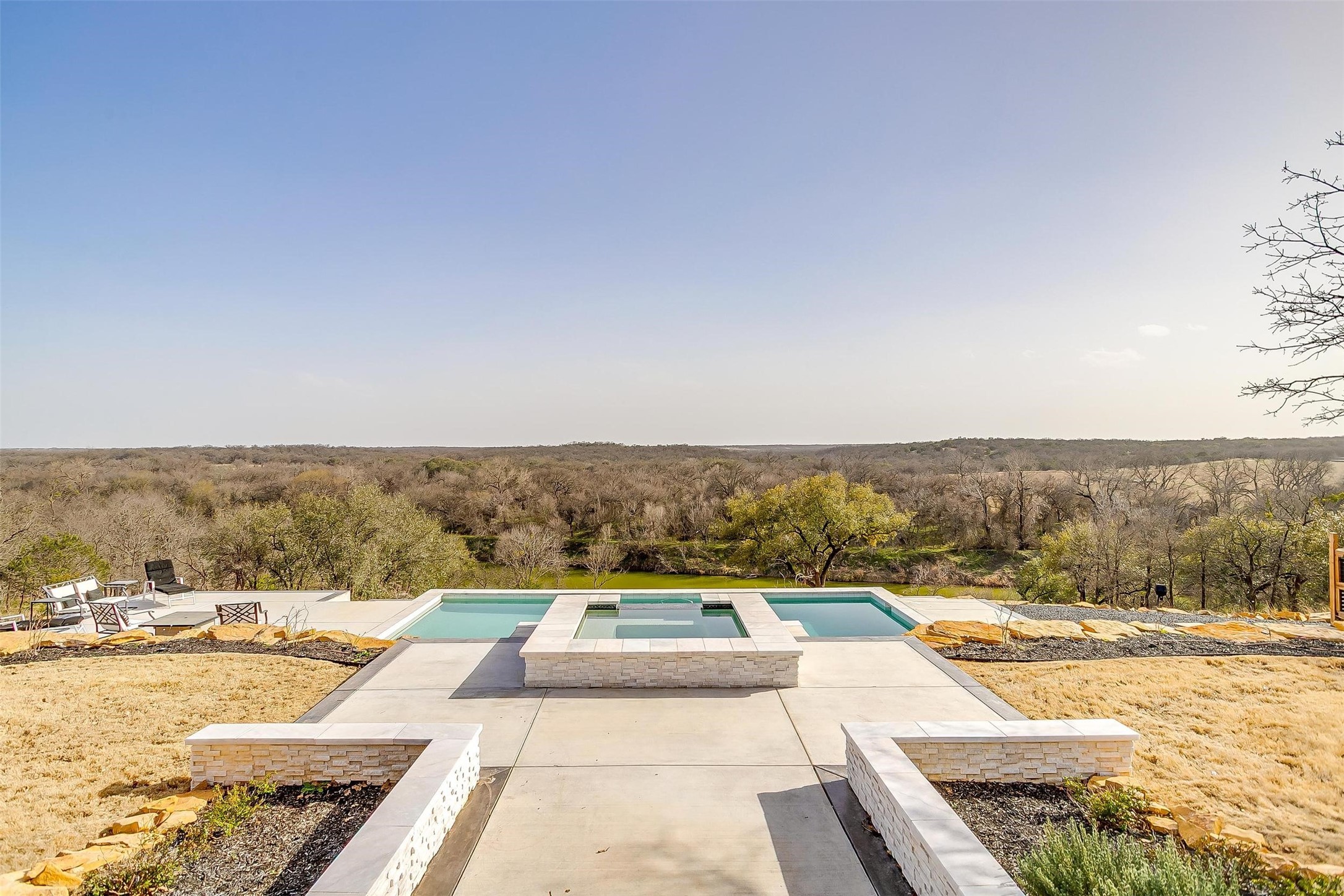 160 E Bluff Lane