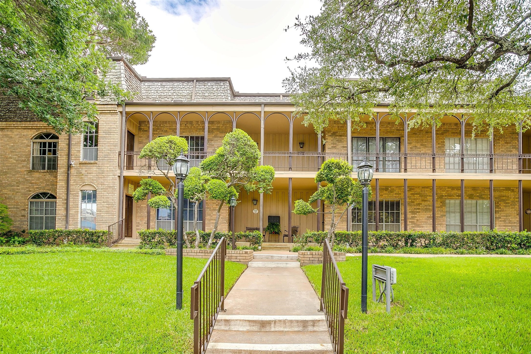 4312 Bellaire Drive S 225