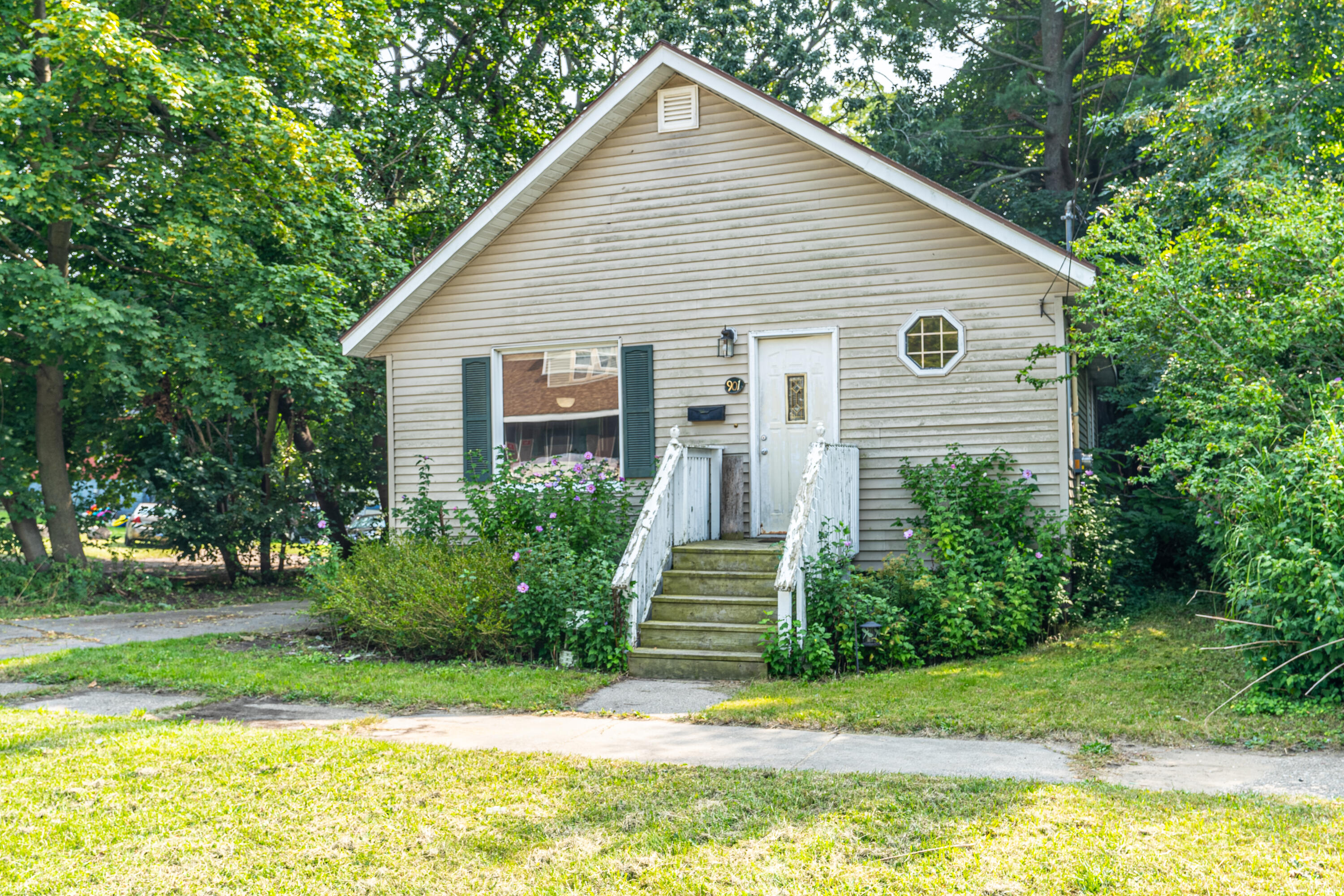 901 W Grand Avenue