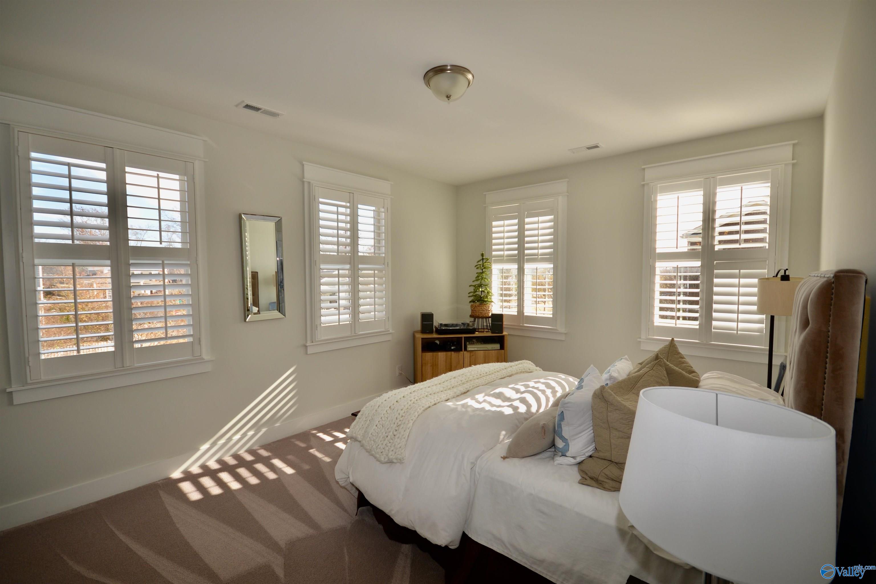 109 Hillcrest Avenue NW