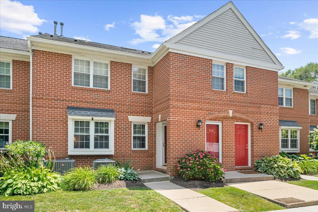 750 E MARSHALL STREET Unit: 302