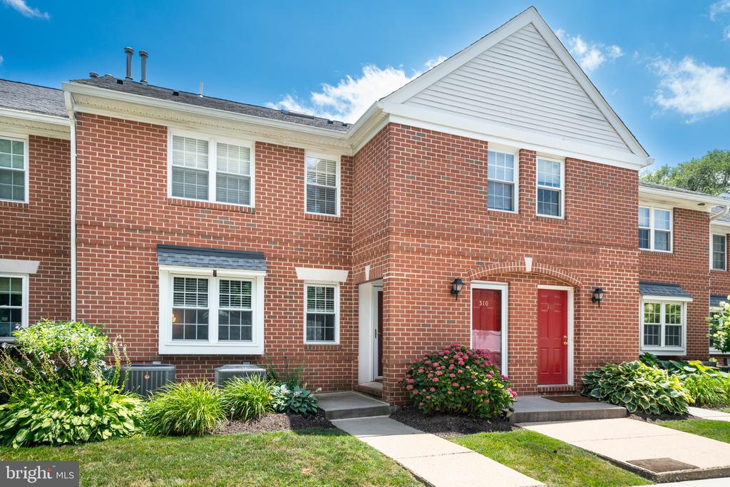 750 E MARSHALL STREET Unit: 302