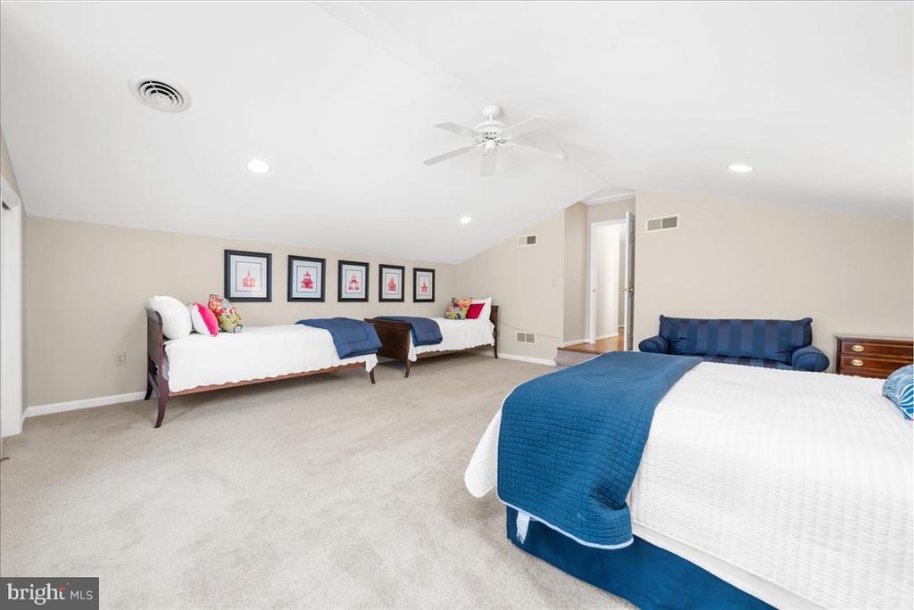 1662 WATERGLEN DRIVE