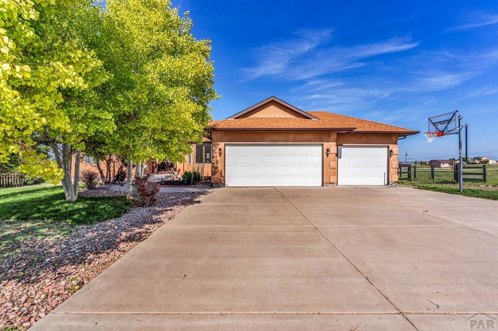 1237 N Stratton Dr