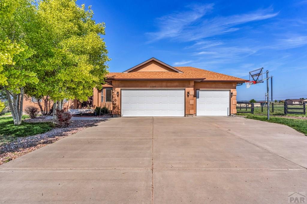 1237 N Stratton Dr