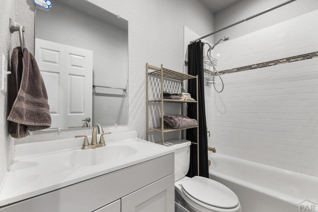 5851 Lakeview Circle