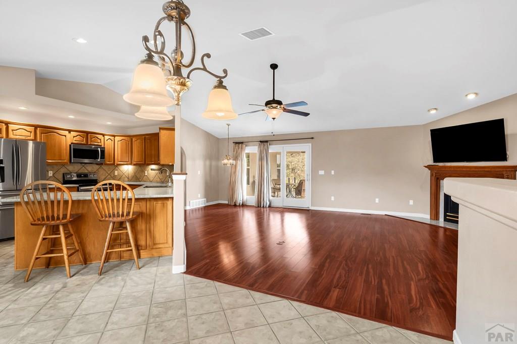 269 W Hahns Peak Ave