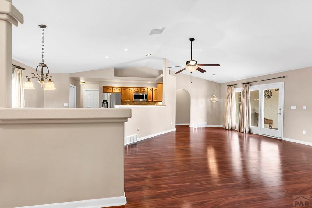 269 W Hahns Peak Ave