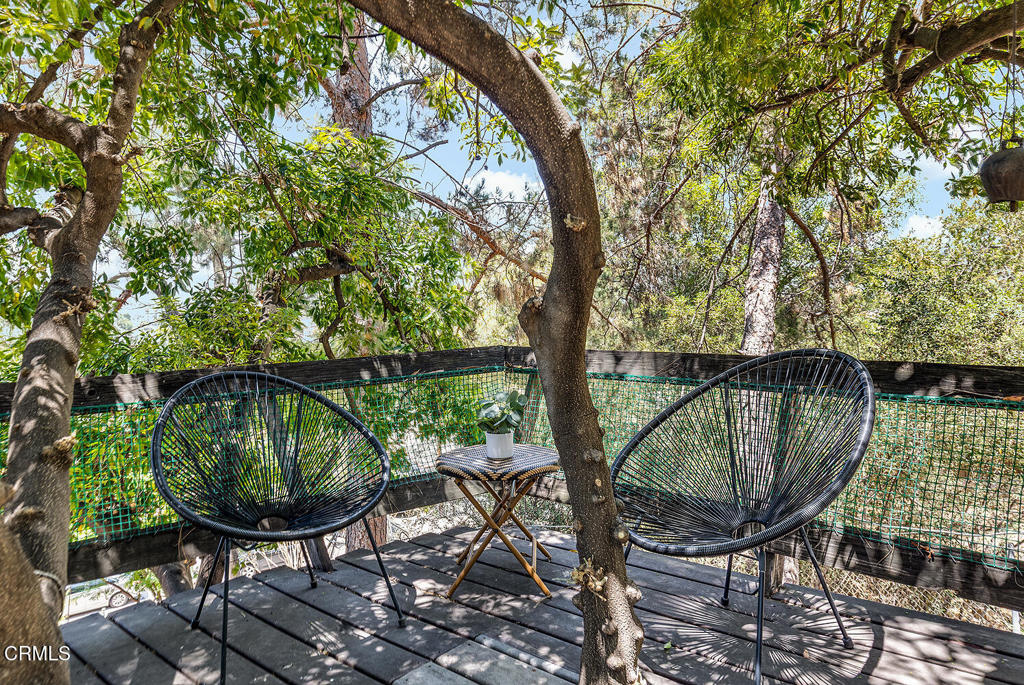 2537 Crestmoore Place