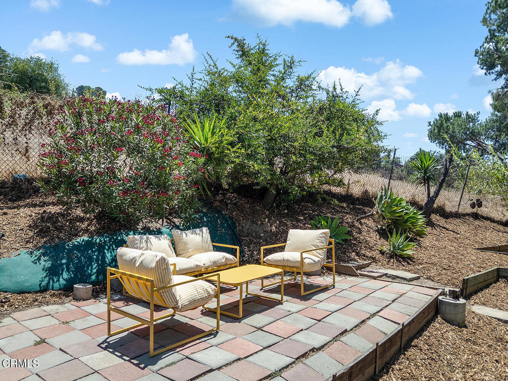 2537 Crestmoore Place