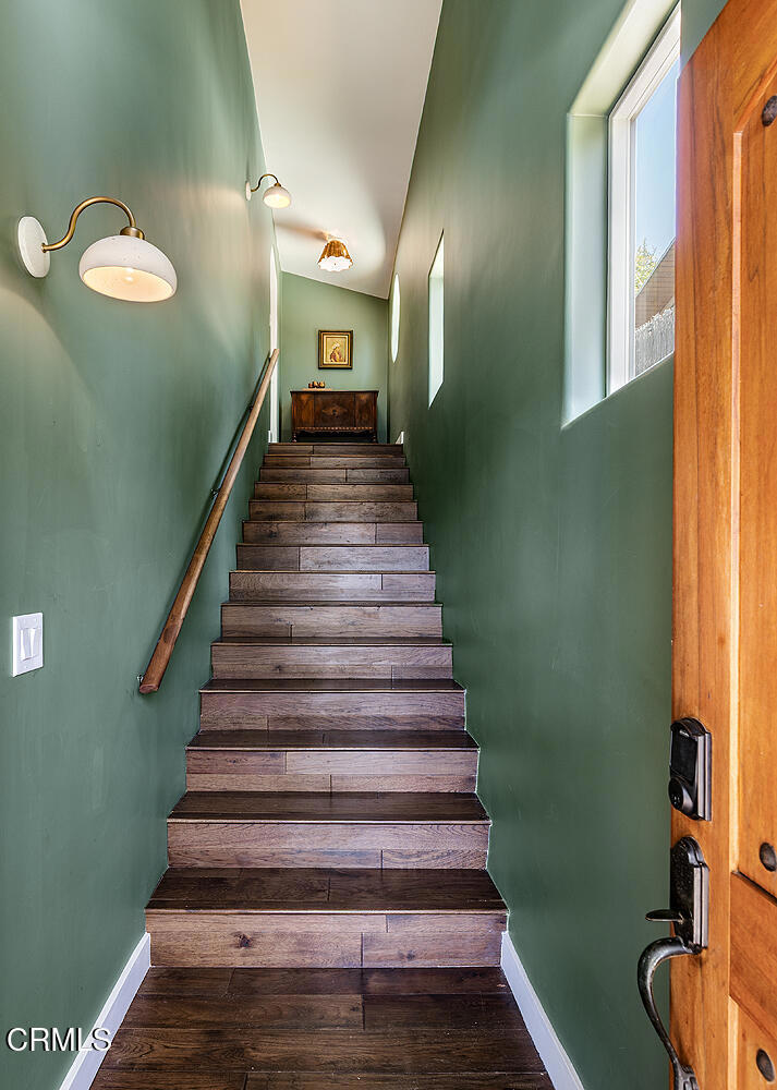 2537 Crestmoore Place
