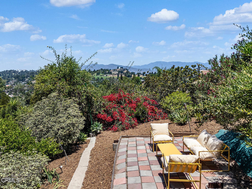 2537 Crestmoore Place