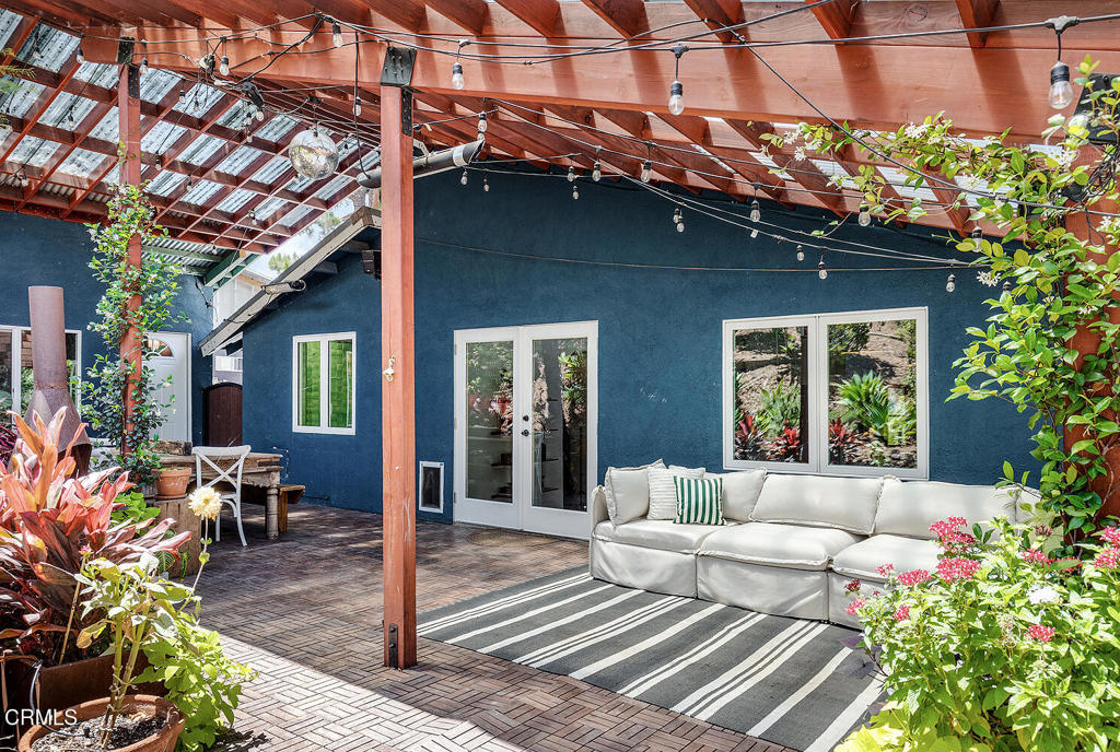 2537 Crestmoore Place