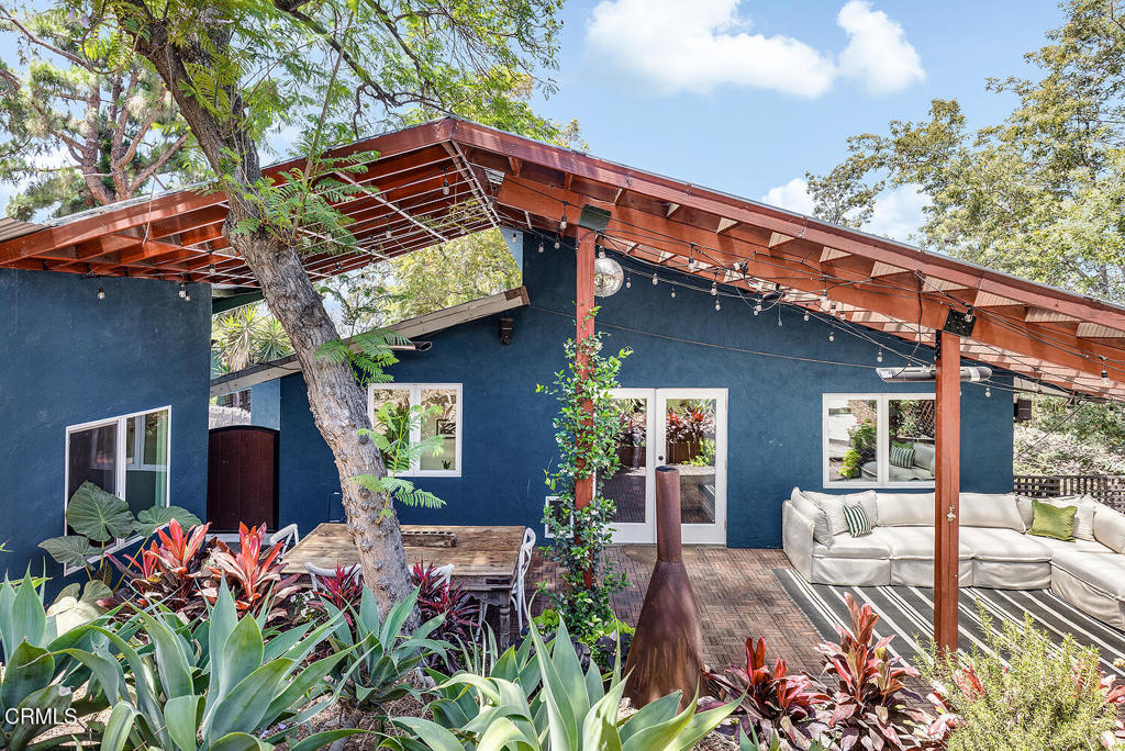 2537 Crestmoore Place