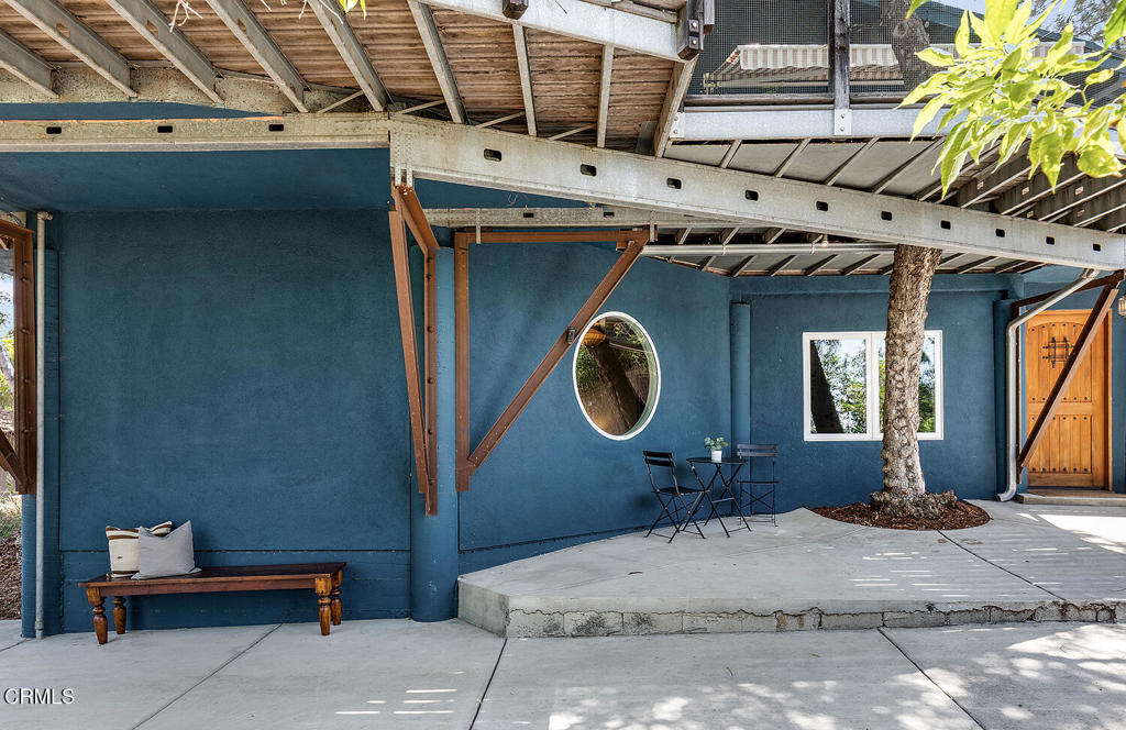 2537 Crestmoore Place