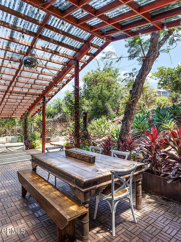 2537 Crestmoore Place