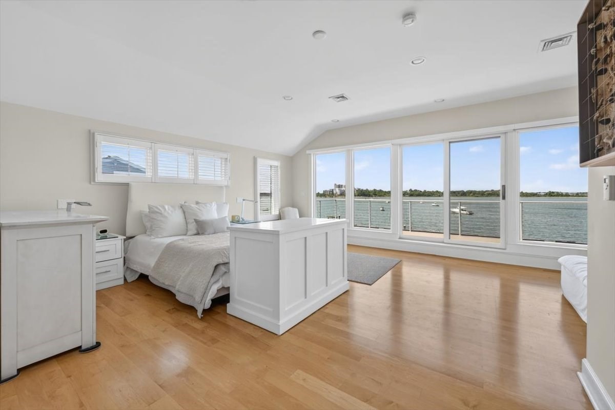 9 Beach Road